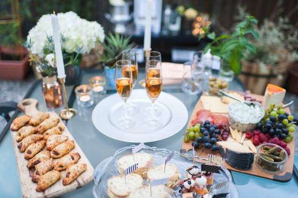 Outdoor-Great-Gatsby-Party-Champagne